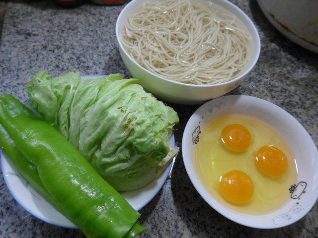 蔬菜鸡蛋炒面步骤1