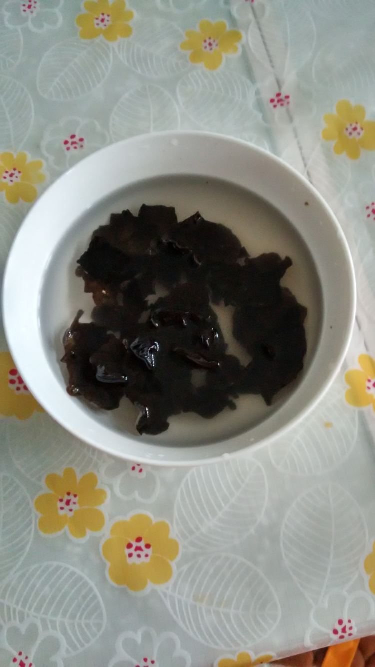 木耳菠菜面条步骤1