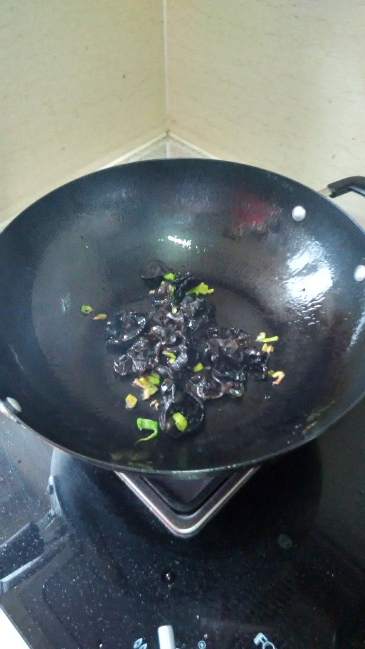 木耳菠菜面条步骤3