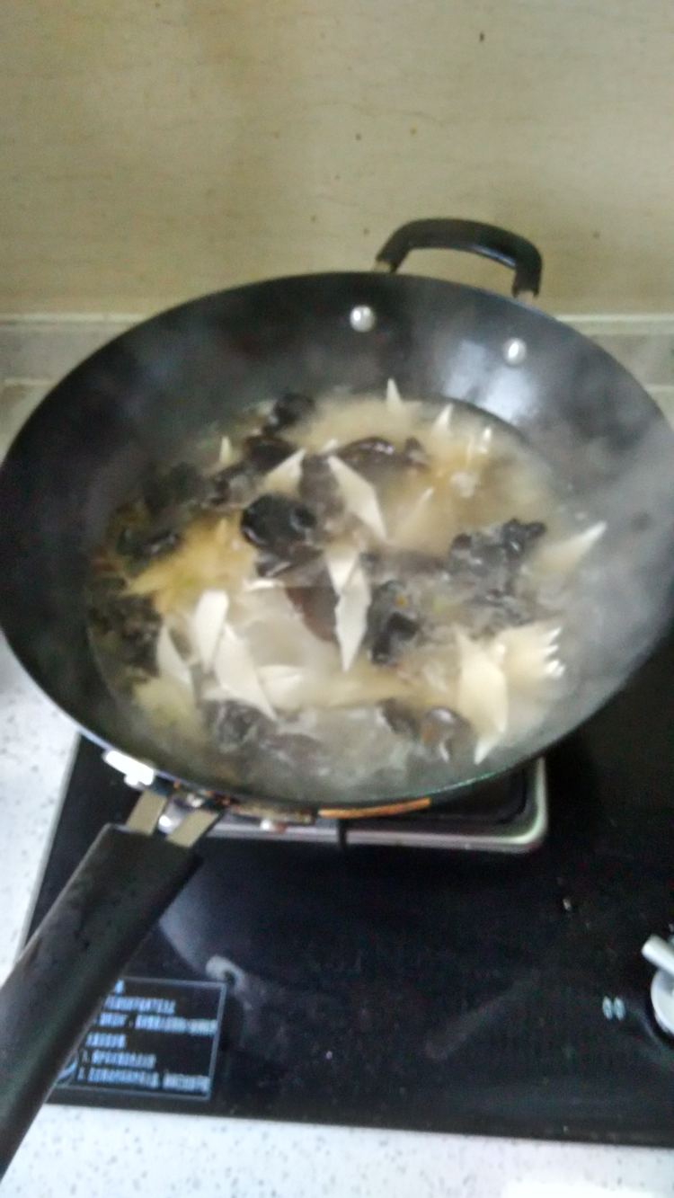 木耳菠菜面条步骤4