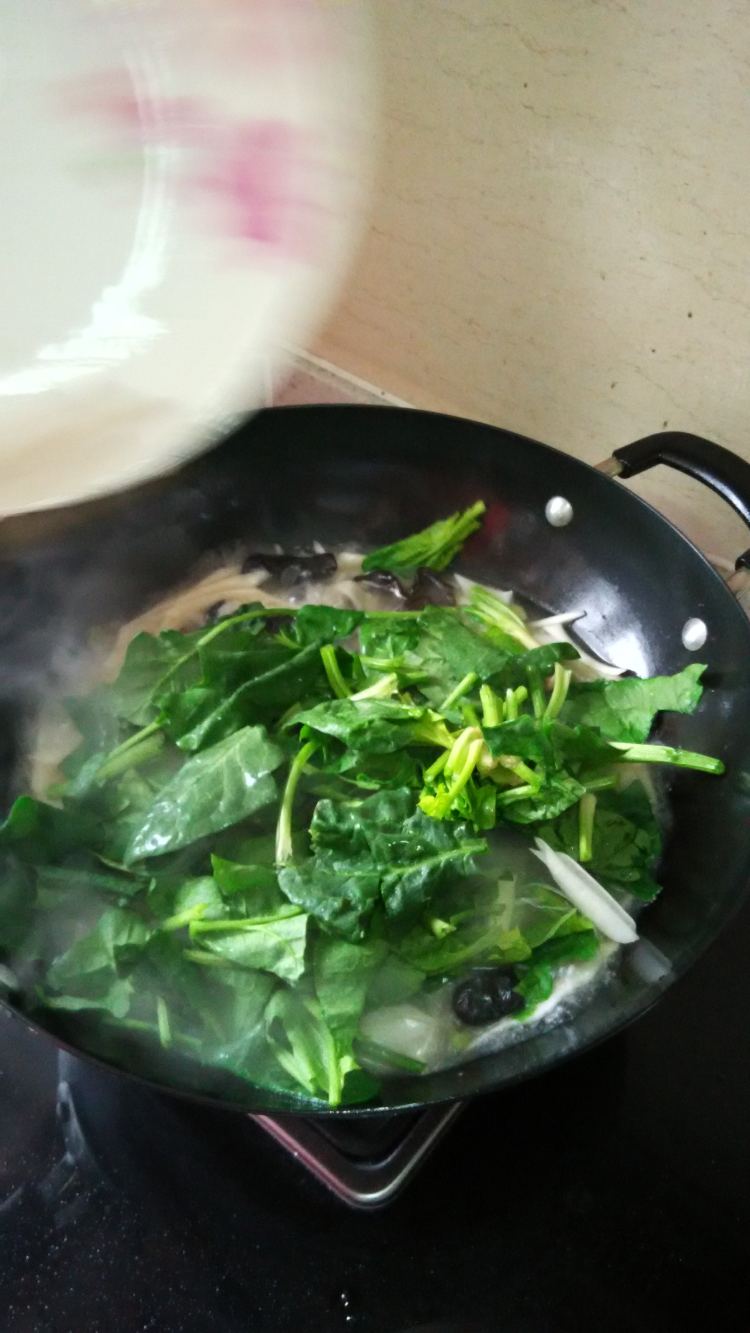 木耳菠菜面条步骤5