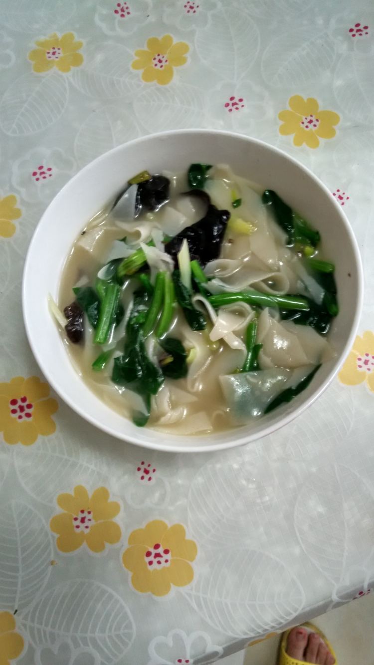 木耳菠菜面条步骤6