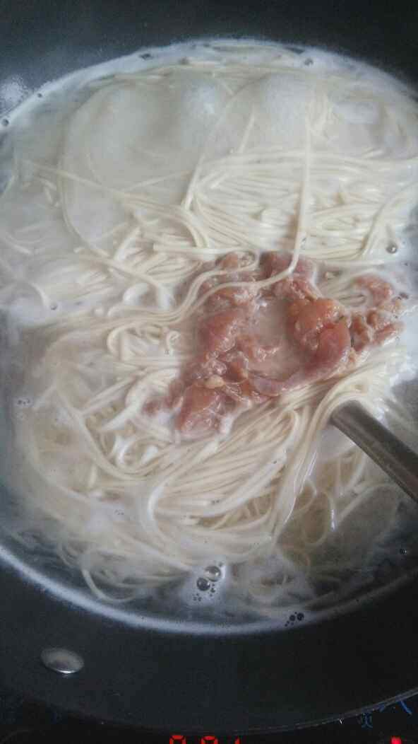 莴笋叶瘦肉面条步骤5