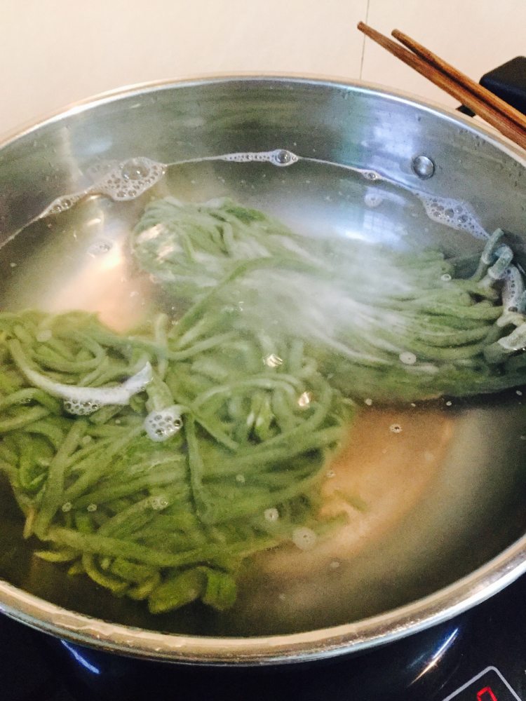 鸡蛋番茄汤面步骤2