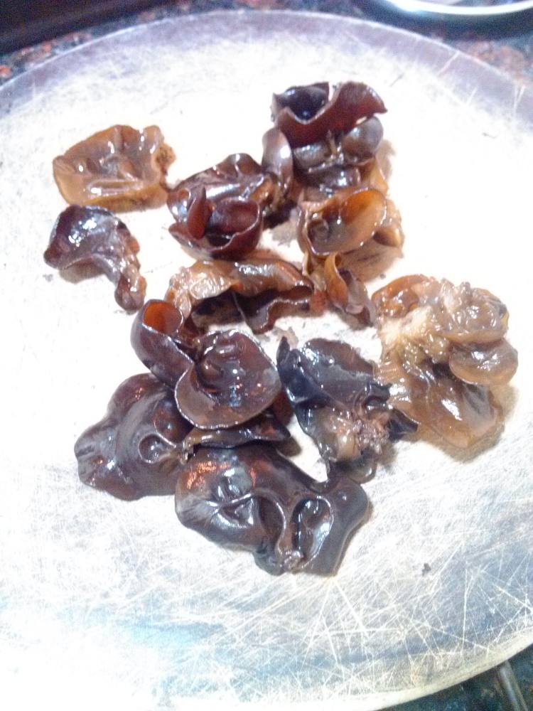 云耳鸡蛋炒面步骤1