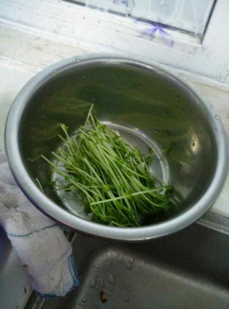 紫云英西红柿香菇丸子步骤2