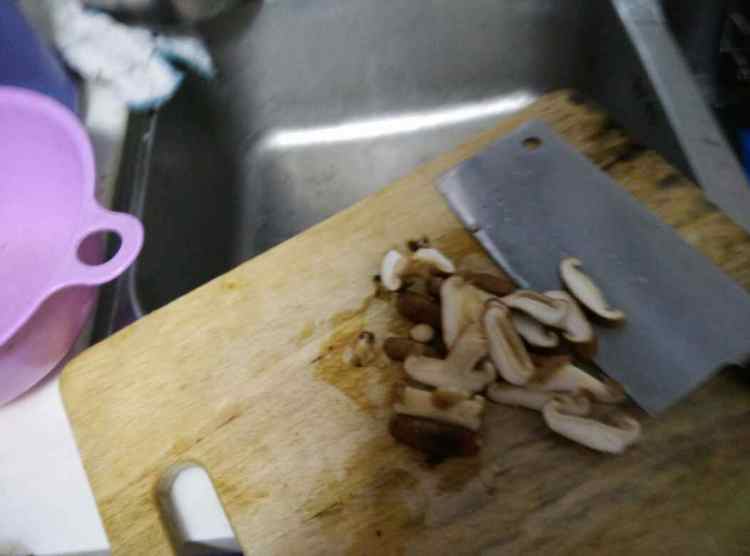紫云英西红柿香菇丸子步骤3