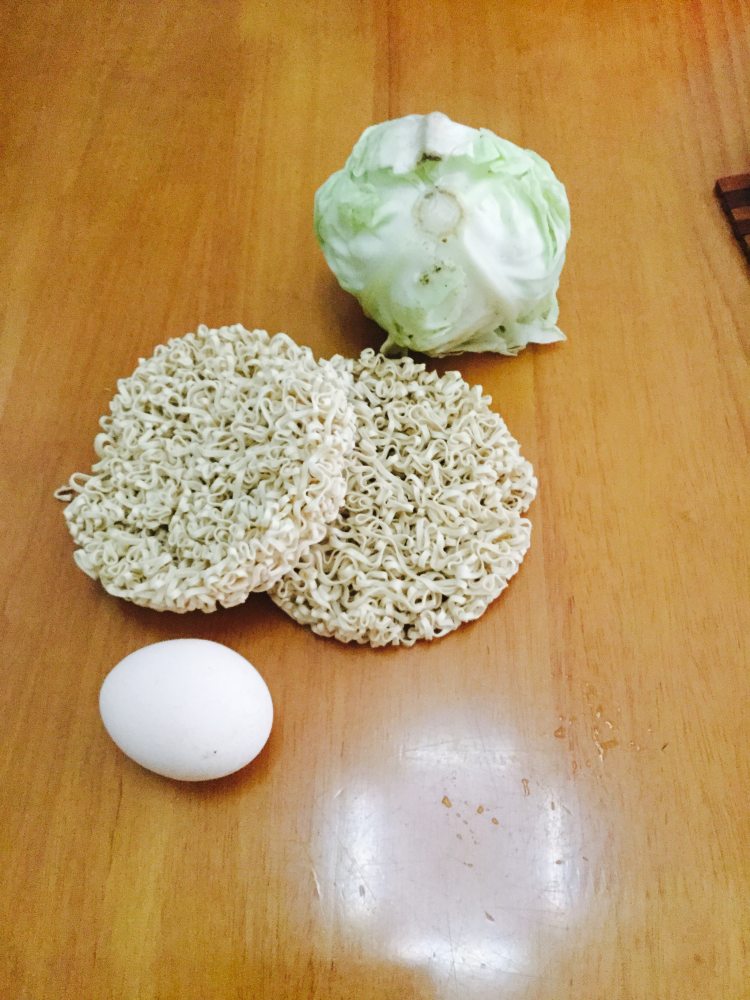 包菜鸡蛋面步骤1