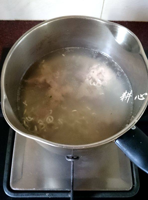鲜虾鱼片肉片汤面步骤7