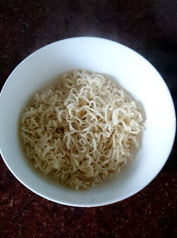 鲜虾鱼片肉片汤面步骤6
