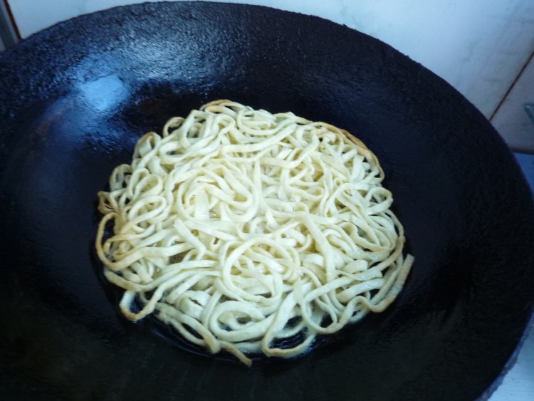 三鲜伊府面步骤12