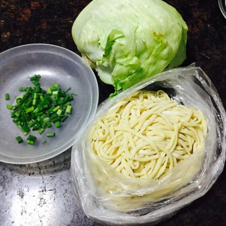 酱醋蛋拌面步骤1