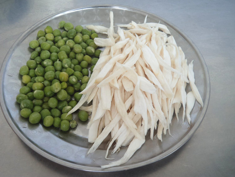 杏鲍菇豌豆番茄面步骤2