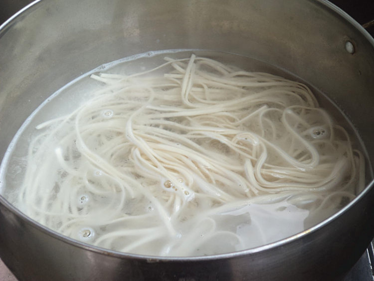 杏鲍菇豌豆番茄面步骤10