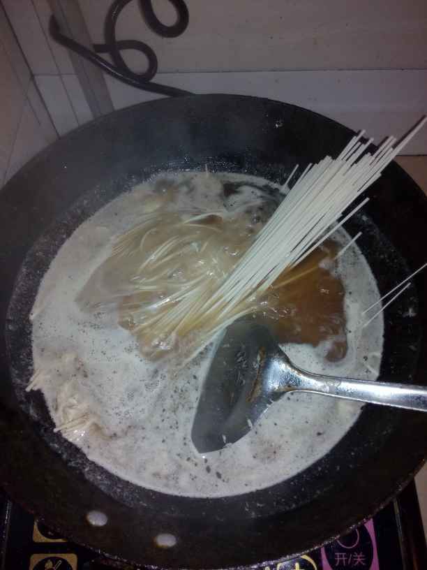 鱼汤鸡蛋面步骤3
