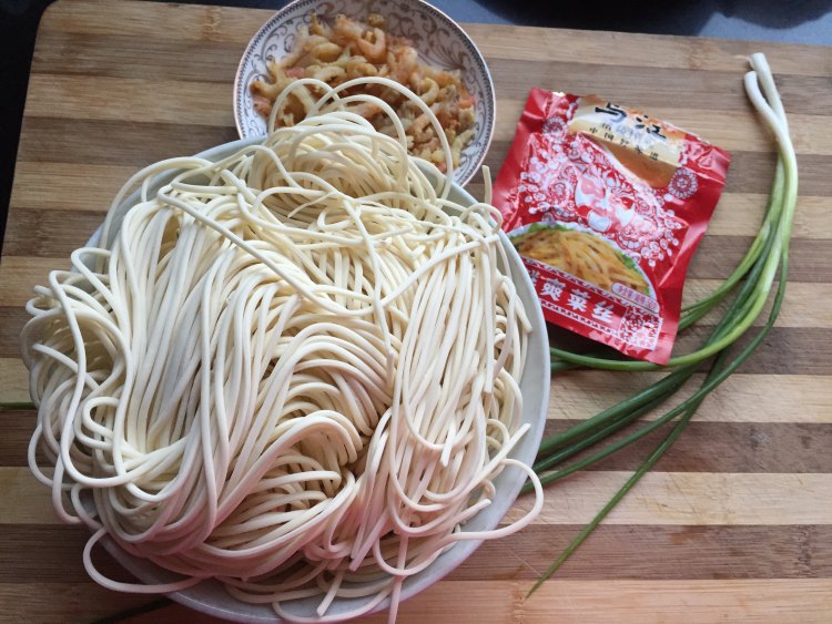 海米榨菜葱拌面步骤1