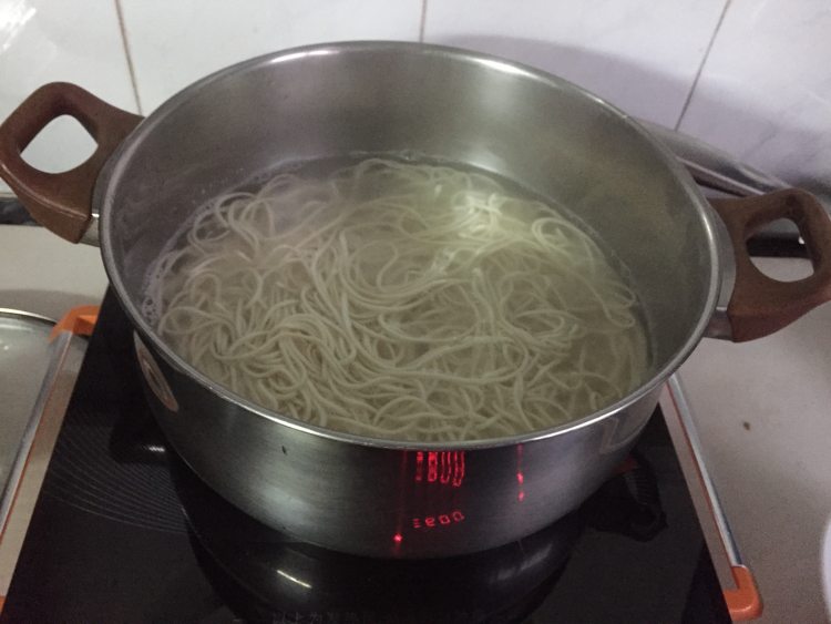 海米榨菜葱拌面步骤7