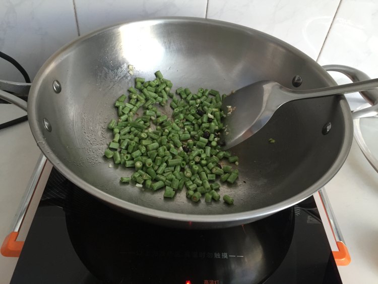 肉末豇豆拌面步骤5