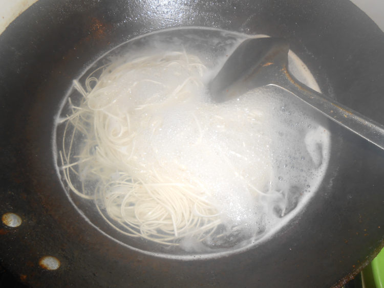 酸白菜炒面步骤2