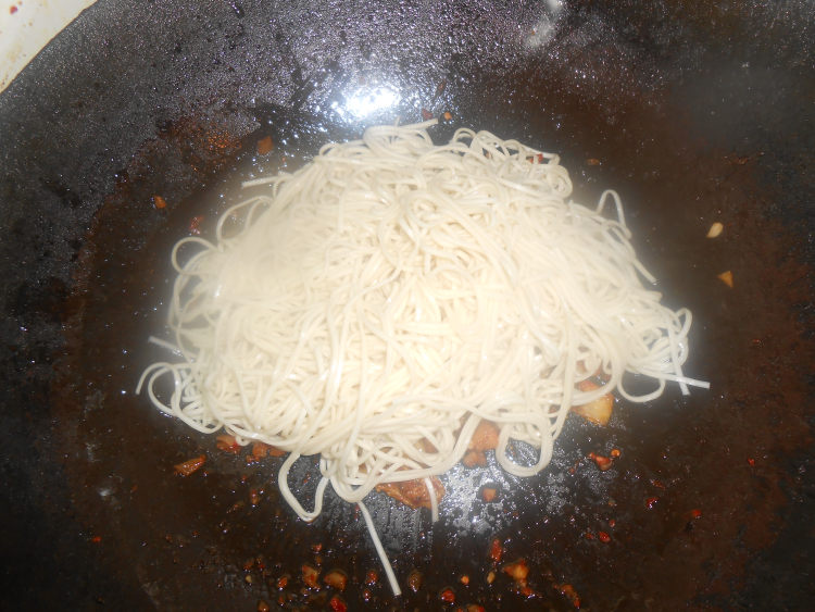 酸白菜炒面步骤6