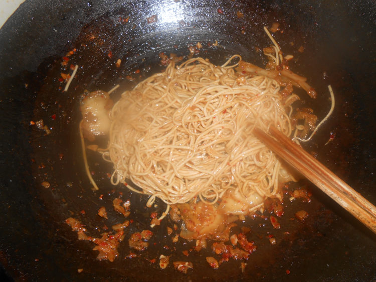 酸白菜炒面步骤7