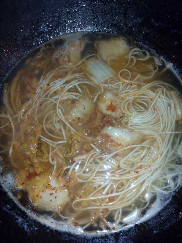 酸辣白菜面条步骤4