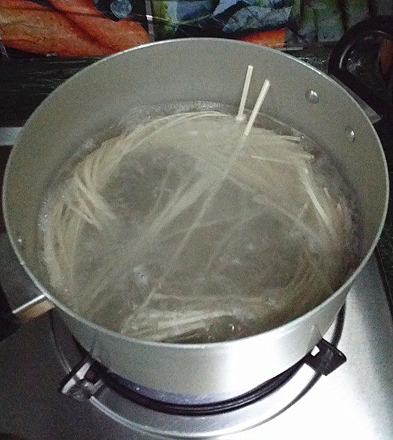 香菇火腿辣酱拌面步骤2