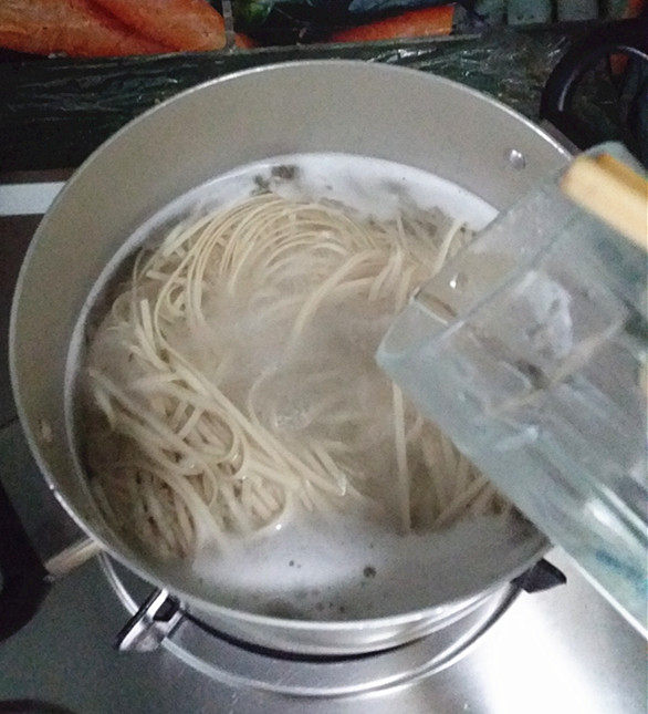 香菇火腿辣酱拌面步骤3