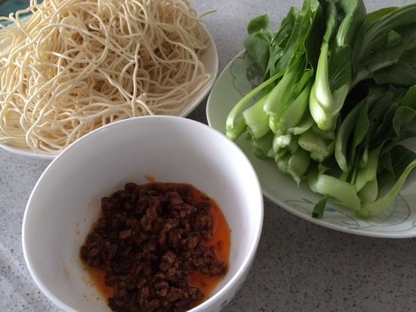 青菜肉酱面步骤1