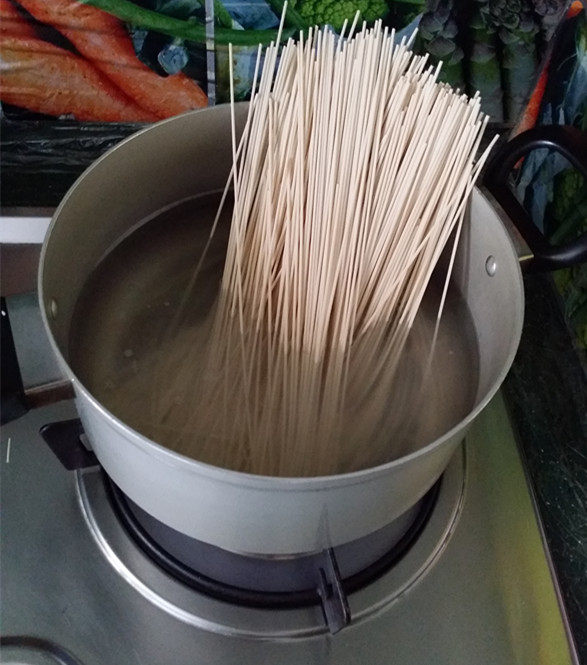 蔬菜酱拌面步骤2