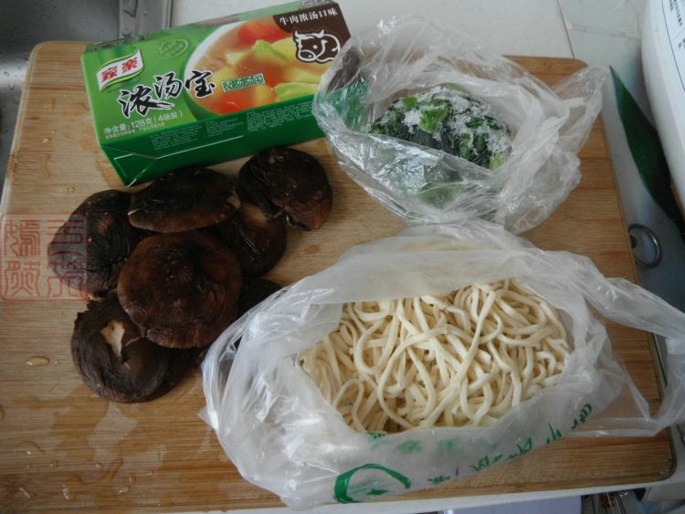 小白菜香菇汤面步骤1