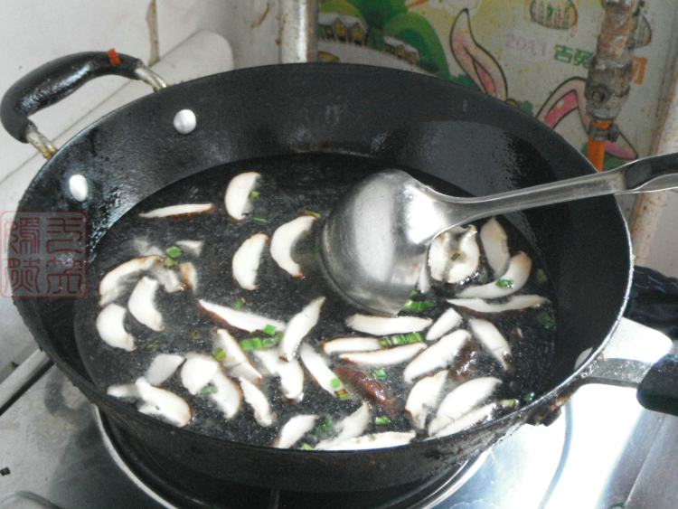 小白菜香菇汤面步骤5