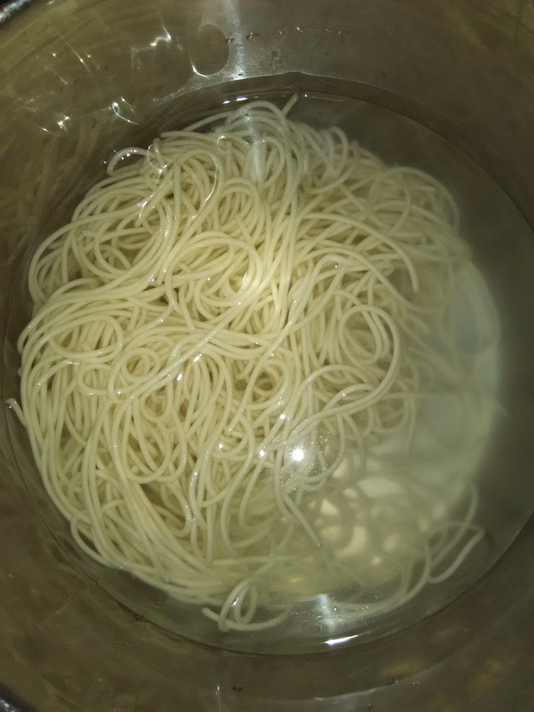 鸡蛋烤肠炒面步骤1