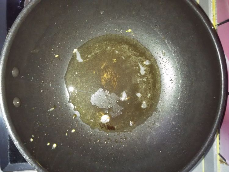 鸡蛋烤肠炒面步骤3