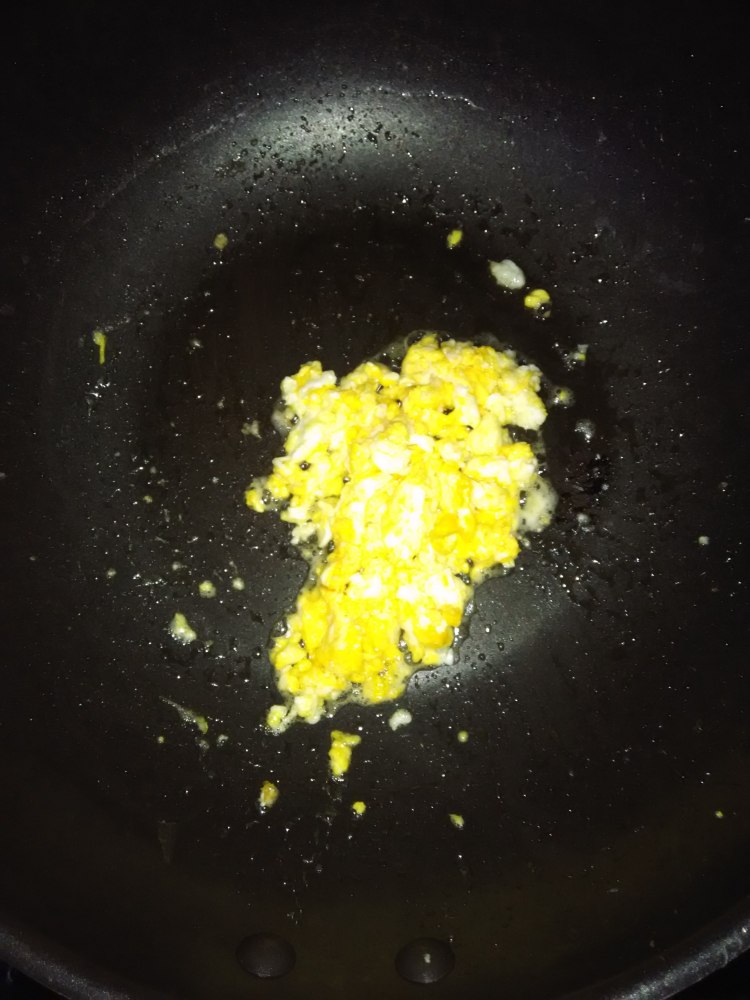 鸡蛋烤肠炒面步骤2