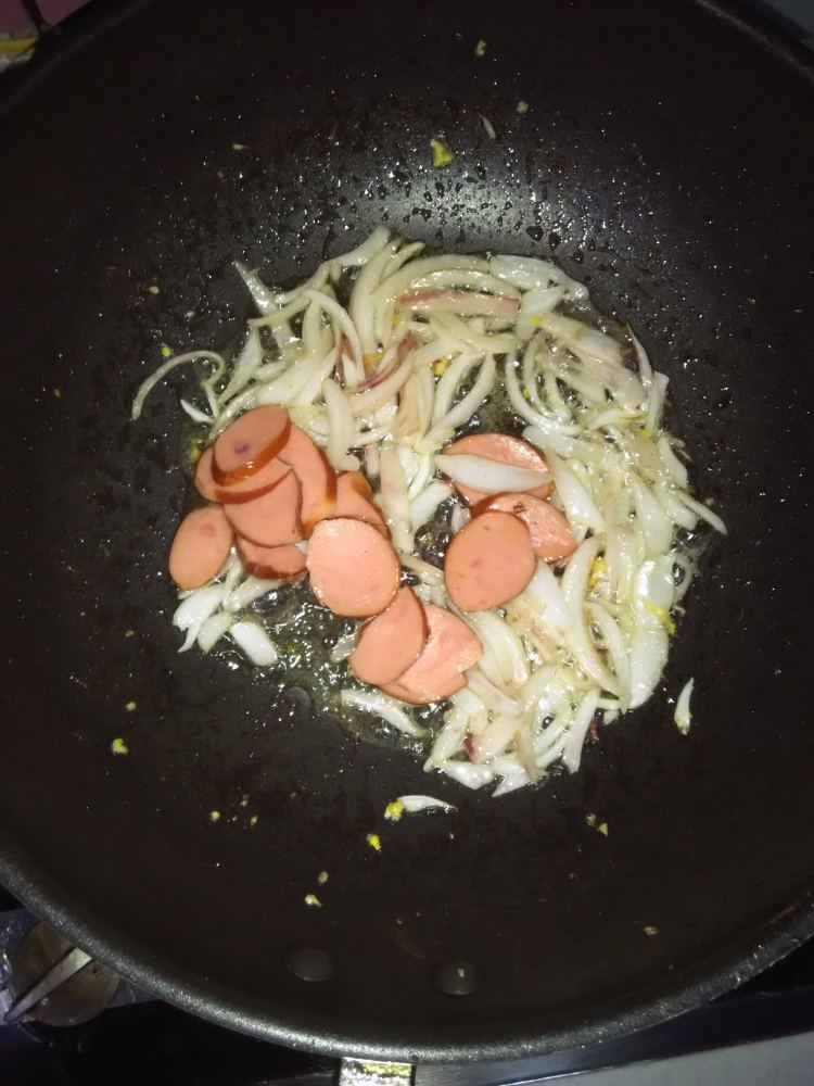 鸡蛋烤肠炒面步骤5