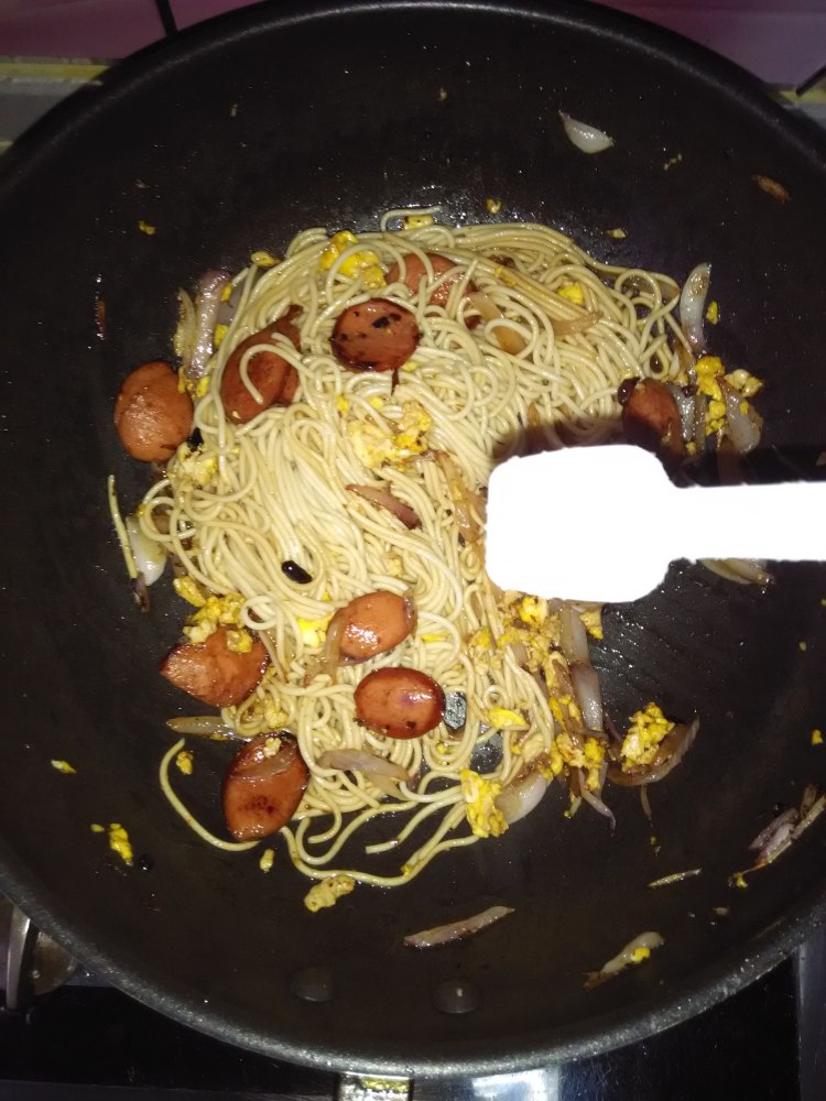 鸡蛋烤肠炒面步骤8