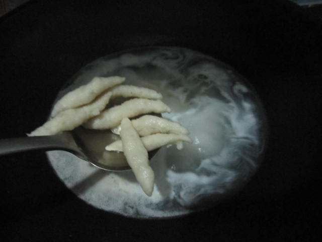 骨头汤鱼丸煮面条步骤3