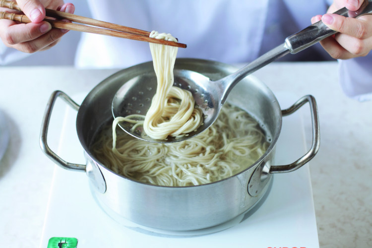 拌饭酱捞面步骤1