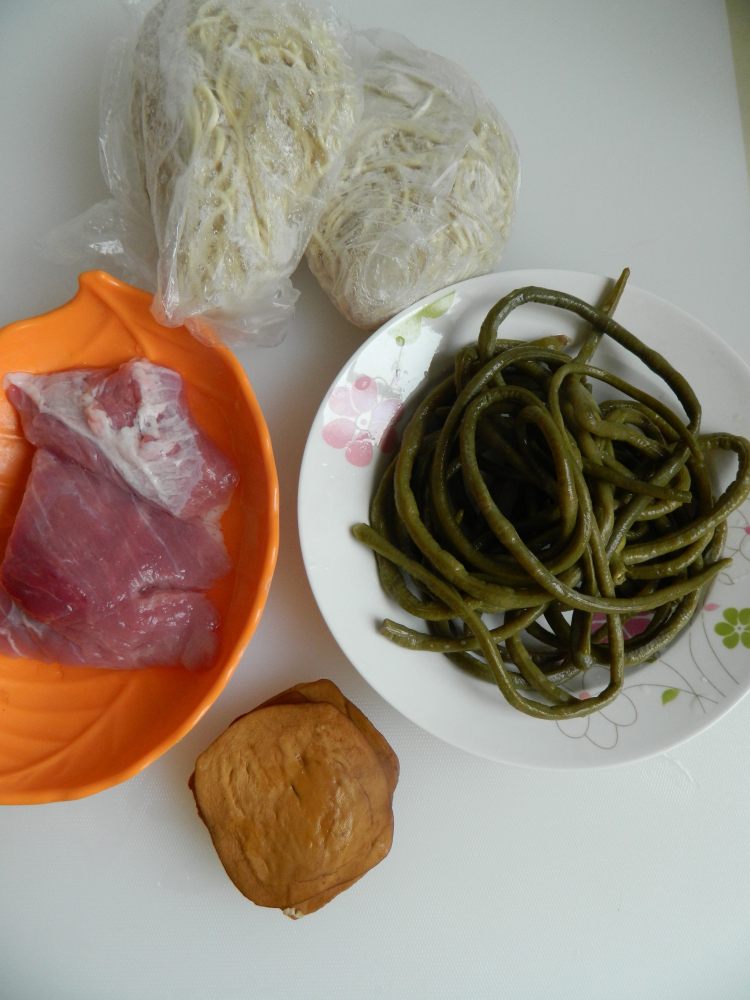 酸豆角肉末盖浇面步骤1