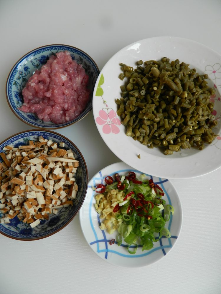 酸豆角肉末盖浇面步骤2