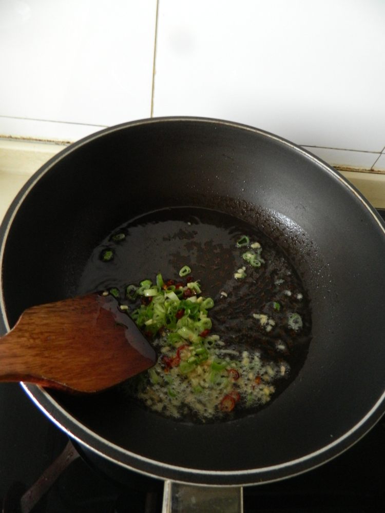 酸豆角肉末盖浇面步骤3
