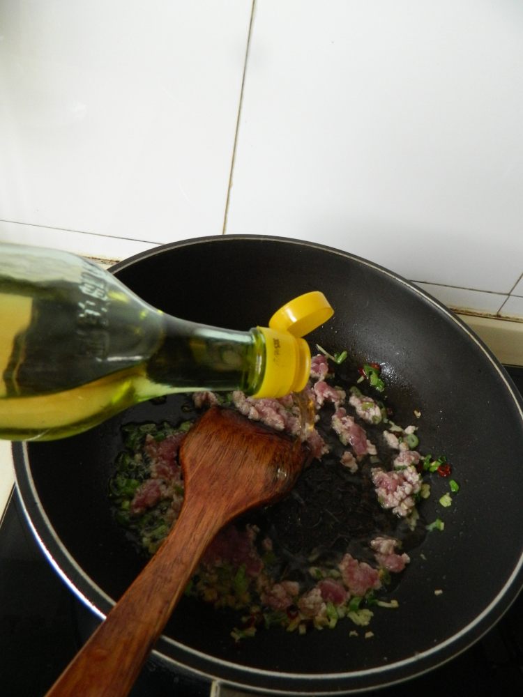 酸豆角肉末盖浇面步骤5