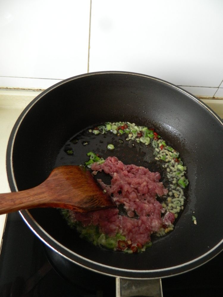 酸豆角肉末盖浇面步骤4