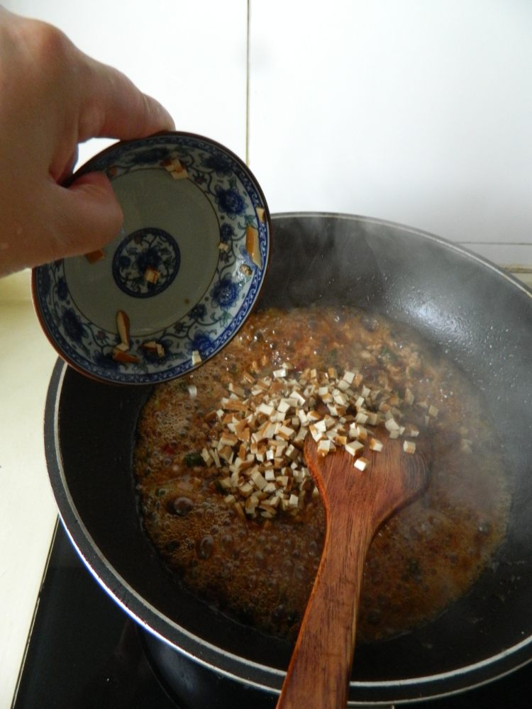 酸豆角肉末盖浇面步骤8