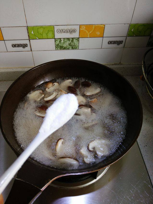 香菇杂酱汤面步骤5