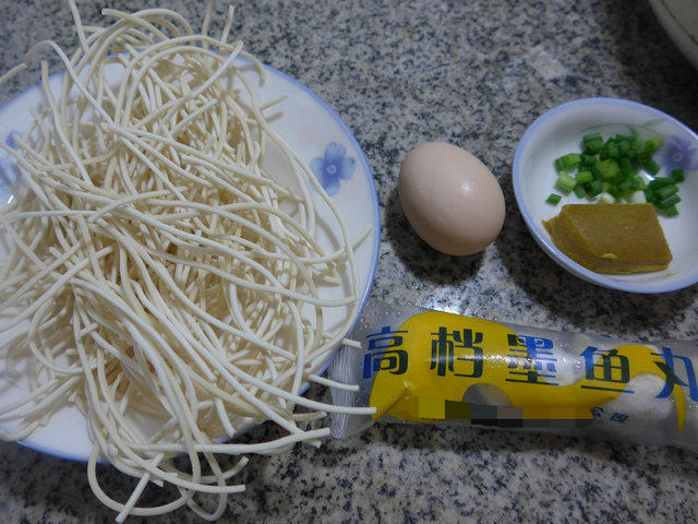 煎鸡蛋墨鱼丸咖喱汤面步骤1