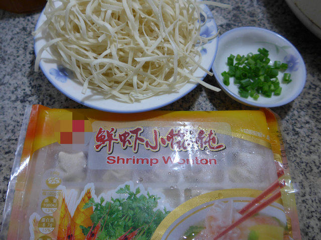 鲜虾小馄饨汤面步骤1