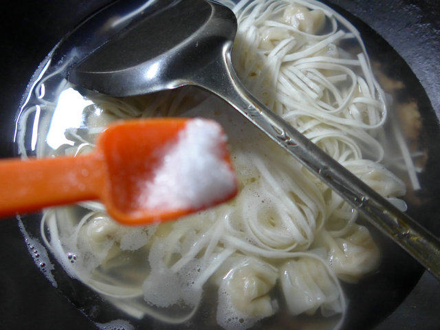 鲜虾小馄饨汤面步骤6