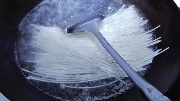 重庆麻辣小面步骤5